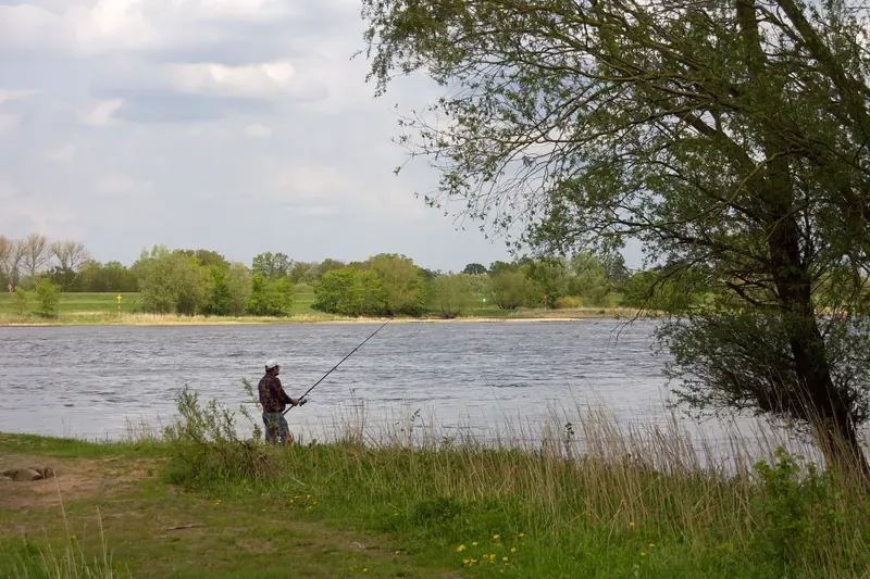 Angler am Ufer der Elbe bei Gorleben im Frühling